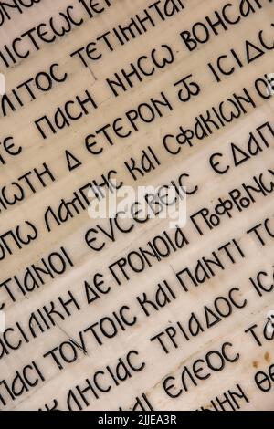 astratto della scrittura greca. lingua greca in composizione astratta. letteratura greca scritta su una pagina da vicino. Foto Stock