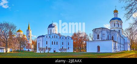 Il bellissimo parco autunnale di Chernihiv Dytynets (Cittadella di Chernigov) con il collegio medievale di Chernihiv e le cattedrali di Trasfigurazione e Borys Foto Stock