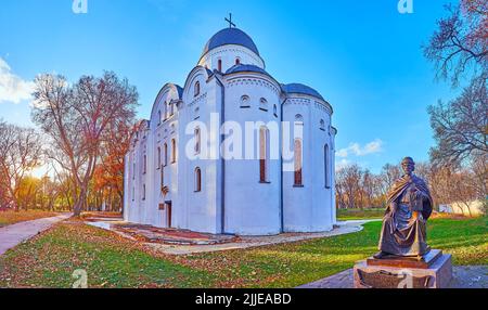 Panorama con borghi medievali e Cattedrale di Hlib e monumento al Principe Igor Olgovych, situato nel Parco delle Dytynets di Chernihiv, Chernihiv, Ucraina Foto Stock