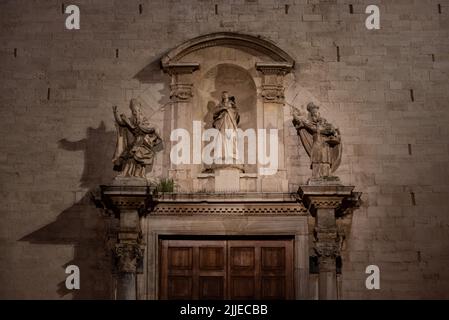 Cattedrale illuminata di San Sabino a Bari di notte, Italia meridionale Foto Stock
