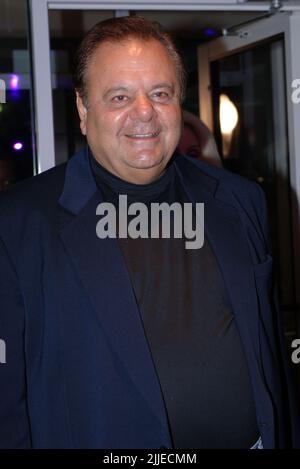 **FOTO DEL FILE** Paul Sorvino è passato. PLANTATION, Florida; 7 OTTOBRE 2005; debuttando a ft Lauderdale, la prima mostra d'arte della costa orientale di Paul Sorvino, attore famoso in tutto il mondo. Resa possibile dalla Hedi Khorsand Gallery di Culver City, California, la mostra d'arte includerà le sculture in bronzo da piccola scala a grandezza naturale di Sorvino che vanno da $5.000 a 70.000 dollari. A Plantation, Florida, il 7 ottobre 2005. Credito: hoo-me.com/MediaPunch Foto Stock