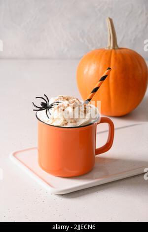 Caffè di latte di zucca di Halloween con ragni panna montata decorata Foto Stock
