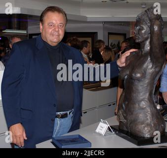 **FOTO DEL FILE** Paul Sorvino è passato. PLANTATION, Florida; 7 OTTOBRE 2005; debuttando a ft Lauderdale, la prima mostra d'arte della costa orientale di Paul Sorvino, attore famoso in tutto il mondo. Resa possibile dalla Hedi Khorsand Gallery di Culver City, California, la mostra d'arte includerà le sculture in bronzo da piccola scala a grandezza naturale di Sorvino che vanno da $5.000 a 70.000 dollari. A Plantation, Florida, il 7 ottobre 2005. Credito: hoo-me.com/MediaPunch Foto Stock