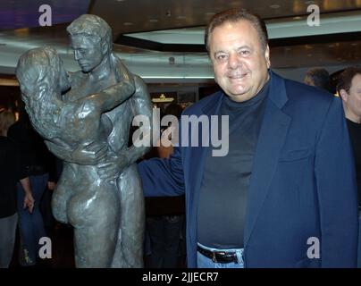 **FOTO DEL FILE** Paul Sorvino è passato. PLANTATION, Florida; 7 OTTOBRE 2005; debuttando a ft Lauderdale, la prima mostra d'arte della costa orientale di Paul Sorvino, attore famoso in tutto il mondo. Resa possibile dalla Hedi Khorsand Gallery di Culver City, California, la mostra d'arte includerà le sculture in bronzo da piccola scala a grandezza naturale di Sorvino che vanno da $5.000 a 70.000 dollari. A Plantation, Florida, il 7 ottobre 2005. Credito: hoo-me.com/MediaPunch Foto Stock