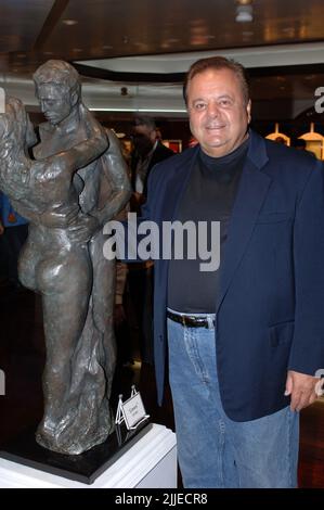 **FOTO DEL FILE** Paul Sorvino è passato. PLANTATION, Florida; 7 OTTOBRE 2005; debuttando a ft Lauderdale, la prima mostra d'arte della costa orientale di Paul Sorvino, attore famoso in tutto il mondo. Resa possibile dalla Hedi Khorsand Gallery di Culver City, California, la mostra d'arte includerà le sculture in bronzo da piccola scala a grandezza naturale di Sorvino che vanno da $5.000 a 70.000 dollari. A Plantation, Florida, il 7 ottobre 2005. Credito: hoo-me.com/MediaPunch Foto Stock