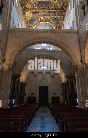 BARI, ITALIA - 29 APRILE 2022 - all'interno della famosa basilica di San Nicola a Bari, luogo di sepoltura di San Nicola, Italia meridionale Foto Stock