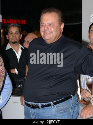 **FOTO DEL FILE** Paul Sorvino è passato. PLANTATION, Florida; 7 OTTOBRE 2005; debuttando a ft Lauderdale, la prima mostra d'arte della costa orientale di Paul Sorvino, attore famoso in tutto il mondo. Resa possibile dalla Hedi Khorsand Gallery di Culver City, California, la mostra d'arte includerà le sculture in bronzo da piccola scala a grandezza naturale di Sorvino che vanno da $5.000 a 70.000 dollari. A Plantation, Florida, il 7 ottobre 2005. Credito: hoo-me.com/MediaPunch Foto Stock