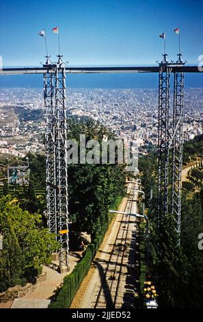 Vista città-costa da sopra la funicolare Tibidabo, Barcellona, Catalogna, Spagna luglio 1958 Foto Stock