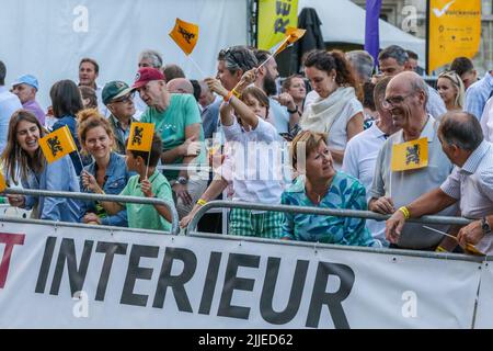 Aalst. Belgio, 25 luglio 2022, spettatori raffigurati durante la gara ciclistica 'Natourcriterium Aalst', lunedì 25 luglio 2022 ad Aalst. Il concorso fa parte dei tradizionali 'criteriums', gare locali in cui gareggiano principalmente ciclisti che hanno guidato il Tour de France. FOTO DI BELGA MARIJN DE KEYZER Foto Stock