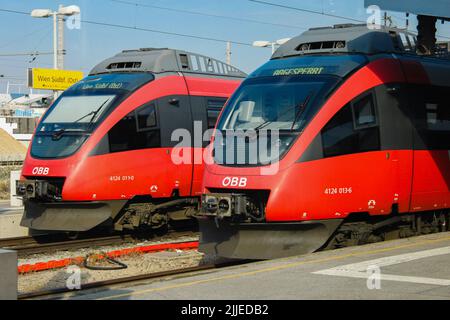 Vienna, Austria - 19 aprile 2012: Due treni elettrici rossi alla stazione sud di Vienna. Stazione ferroviaria Foto Stock