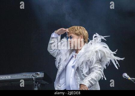 Ultimate Elton, il Tribute Act preferito da Elton John, si esibisce al Carfest North Foto Stock