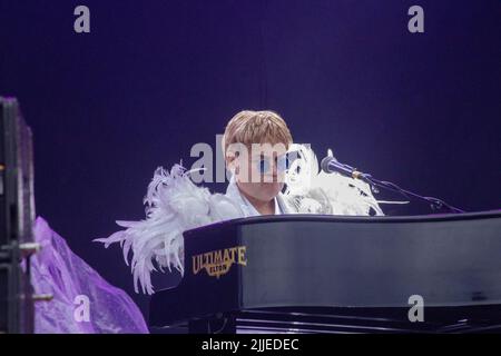 Ultimate Elton, il Tribute Act preferito da Elton John, si esibisce al Carfest North Foto Stock