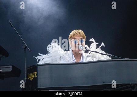 Ultimate Elton, il Tribute Act preferito da Elton John, si esibisce al Carfest North Foto Stock