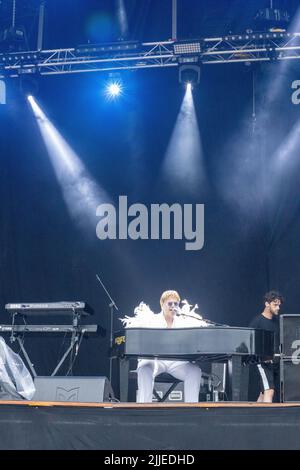 Ultimate Elton, il Tribute Act preferito da Elton John, si esibisce al Carfest North Foto Stock