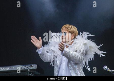 Ultimate Elton, il Tribute Act preferito da Elton John, si esibisce al Carfest North Foto Stock