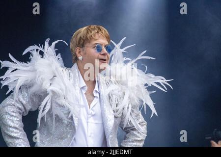 Ultimate Elton, il Tribute Act preferito da Elton John, si esibisce al Carfest North Foto Stock