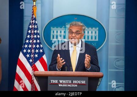 Washington, Vereinigte Staaten. 22nd luglio 2022. COVID-19 Response Coordinator Dr. Ashish JHA campi domande da giornalisti durante un briefing stampa alla Casa Bianca di Washington, DC, Venerdì 22 luglio 2022. Credit: Rod Lammey/Pool via CNP/dpa/Alamy Live News Foto Stock