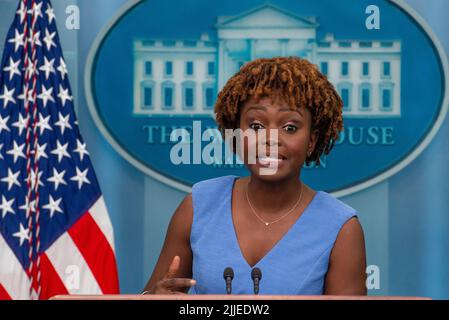 Washington, Vereinigte Staaten. 22nd luglio 2022. Il Segretario della Casa Bianca, Karine Jean-Pierre, risponde alle domande dei giornalisti durante un briefing alla Casa Bianca di Washington, DC, venerdì 22 luglio 2022. Credit: Rod Lammey/Pool via CNP/dpa/Alamy Live News Foto Stock