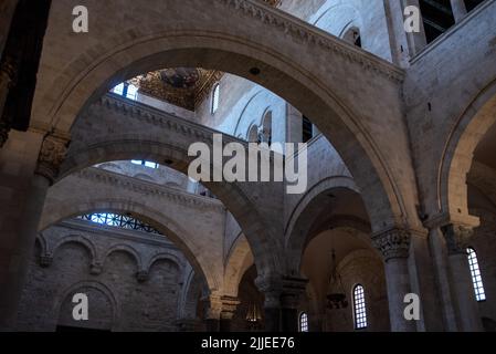 BARI, ITALIA - 29 APRILE 2022 - all'interno della famosa basilica di San Nicola a Bari, luogo di sepoltura di San Nicola, Italia meridionale Foto Stock