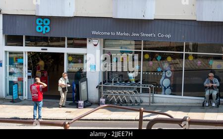 Penzance, Regno Unito - Luglio 19 2022 - acquirenti al di fuori del Co-Op Supermarket su Market Jew Street Foto Stock