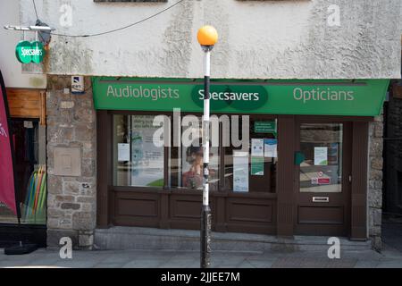 Penzance, Regno Unito - Luglio 19 2022 - la facciata di Specsavers Opticians su Market Jew Street Foto Stock