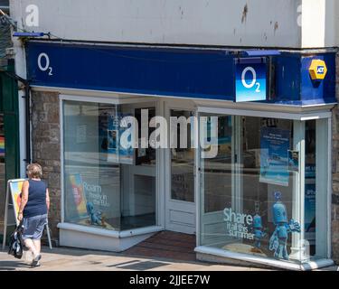 Penzance, Regno Unito - Luglio 19 2022 - la facciata del negozio di telefonia mobile O2 in Market Jew Street Foto Stock