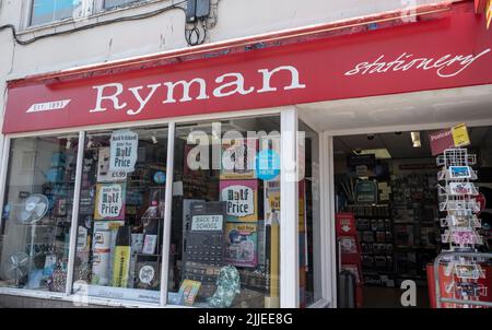 Penzance, Regno Unito - Luglio 19 2022 - la facciata di Ryman stazionari negozio in Market Jew Street Foto Stock