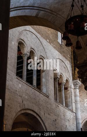 BARI, ITALIA - 29 APRILE 2022 - all'interno della famosa basilica di San Nicola a Bari, luogo di sepoltura di San Nicola, Italia meridionale Foto Stock