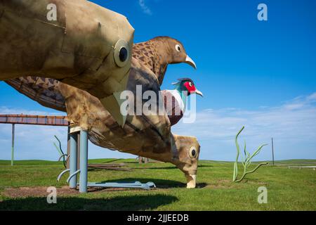 Regent, ND, USA - 19 giugno 2022: Fagiani sulla Prairie è 1 di 8 sculture di rottami di metallo costruite lungo la 32-Mile Enchanted Highway. La raccolta Foto Stock