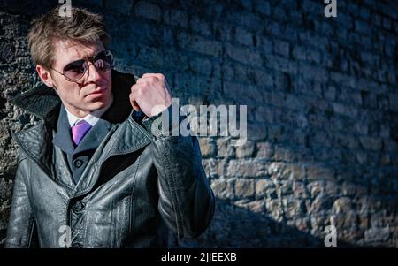 Sottocoperte; agente speciale. Una spia che cerca di rimanere nascosta nelle ombre; da una serie di immagini con lo stesso carattere. Foto Stock