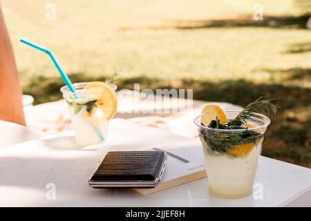 2 bicchieri di mojito freddo Foto Stock