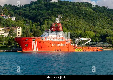 Istanbul, Turchia - Giugno 18 2022: La barca della direzione generale della sicurezza costiera, (Kiyi Emniyeti Genel Mudurlugu in turco) Foto Stock