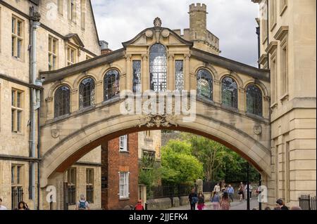 Hertford Bridge, o il Bridge of Sosps, che collega gli edifici dell'Hertford College, Oxford, Regno Unito Foto Stock