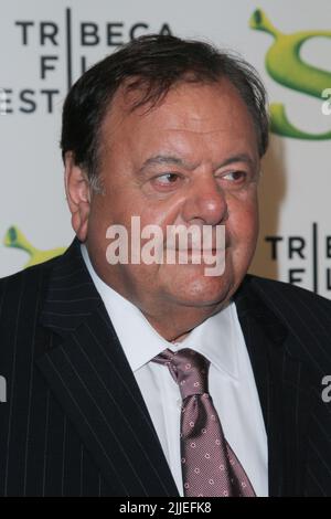 L'attore Paul Sorvino partecipa alla prima edizione 9th dell'Annual Tribeca Film Festival 'Shrek Forever After' al Ziegfeld Theatre il 21 aprile 2010 a New York. Foto Stock