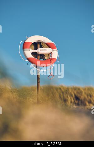 lifebuoy sulla spiaggia di Thorsminde. Foto di alta qualità Foto Stock