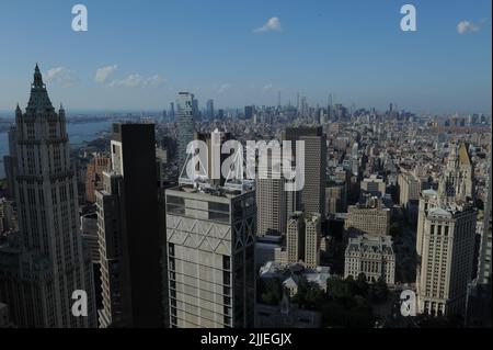 New York, Stati Uniti. 21st luglio 2022. Foto scattata il 21 luglio 2022 mostra una vista panoramica di Manhattan, New York City, Stati Uniti. Gli inquilini a New York City hanno difficoltà a trovare appartamenti o case a prezzi accessibili, in quanto il prezzo medio di affitto residenziale ha superato i 5.000 dollari statunitensi nel quartiere di Manhattan per la prima volta. Credit: Emma li/Xinhua/Alamy Live News Foto Stock