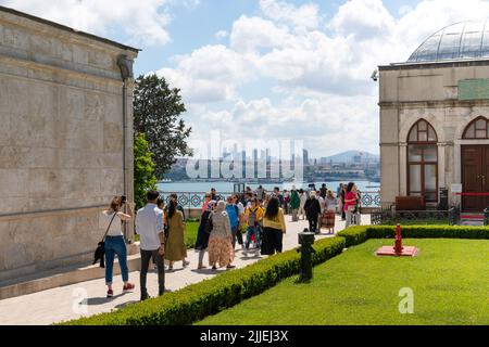 Istanbul, Turchia - Giugno 18 2022: Il cortile dello storico Palazzo Topkapi con i turisti Foto Stock
