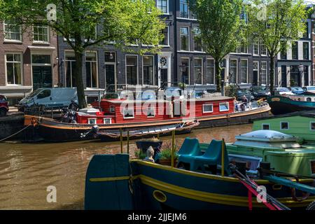 Case galleggianti su un canale ad Amsterdam, Paesi Bassi, Foto Stock