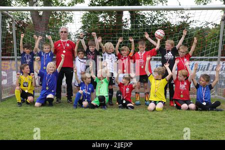 Dulmen, Germania. 21st giugno, 2022. Primo: 06/22/2022, calcio, stagione 2021/2022, calcio amatoriale ultima sessione di allenamento, i suoi giocatori ottenere una fotografia di squadra volontariato, campionato distrettuale, calcio giovanile, affari sociali, sport popolare, DJK SF Dulmen, volontari sportivi dilettanti, Werner Feugmann (73 anni) entra, dopo 36 anni, volontariato, come allenatore, Il U6, AT, il, DJK Dulmen, indietro, Addio, credito: dpa/Alamy Live News Foto Stock