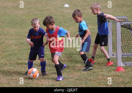 Dulmen, Germania. 21st giugno, 2022. Primo: 06/22/2022, calcio, stagione 2021/2022, calcio amatoriale mini kicker, U6 giocare in una squadra di tre contro l'altro, forma di formazione Credit: dpa/Alamy Live News Foto Stock