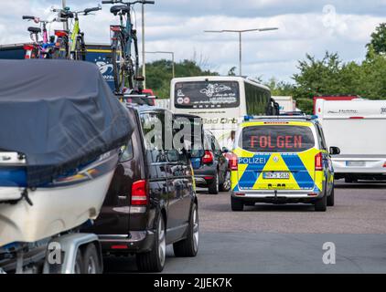 Controlli nazionali del traffico di viaggio sulle autostrade in NRW, da parte della polizia e delle dogane, in particolare la sicurezza di camper, roulotte, portabiciclette era c Foto Stock