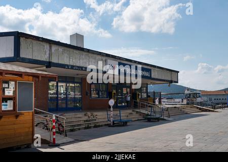 Istanbul, Turchia - Giugno 19 2022: Il terminal dei traghetti di Heybeliada si trova a Heybelida, una delle isole del Mar di Marmara. Foto Stock
