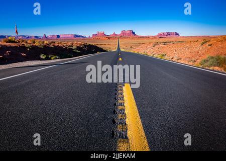 Leggendaria gita su strada alla Monument Valley nello Utah in giornata di sole, Stati Uniti. Foto Stock