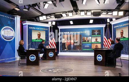 Washington, Stati Uniti. 25th luglio 2022. Il presidente DEGLI STATI UNITI Joe Biden parla durante un incontro virtuale con il vice segretario della difesa Kathleen Hicks e il segretario del commercio degli Stati Uniti Gina Raimondo insieme ai CEO e ai leader del lavoro per discutere l'importanza di passare il Chips Act per rafforzare il vantaggio competitivo dell'America, La sua potenza manifatturiera e la sicurezza nazionale alla Casa Bianca di Washington, DC lunedì 25 luglio 2022. Foto di Jemal Countess/UPI Credit: UPI/Alamy Live News Foto Stock