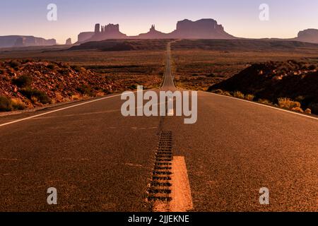 Leggendaria gita su strada alla Monument Valley nello Utah in giornata di sole, Stati Uniti Foto Stock