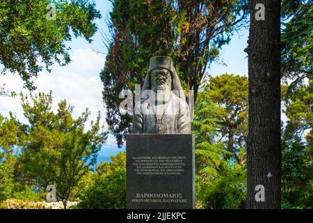 Istanbul, Turchia - Giugno 19 2022: La statua patriarcale nel giardino del seminario di Heybeliada Foto Stock