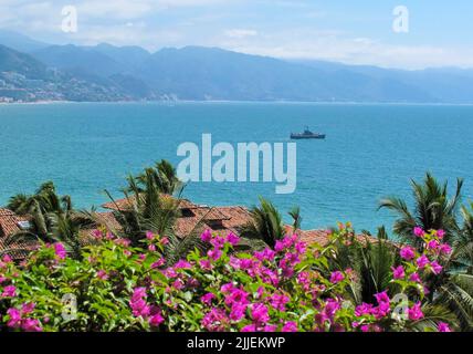 La costa delle pattuglie navali messicane e il mare al largo di Puerto Vallarta, Jalisco, Messico Foto Stock