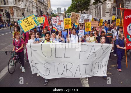 Londra, Inghilterra, Regno Unito. 25th luglio 2022. i manifestanti marciano a Whitehall. Centinaia di medici e sostenitori hanno marciato verso Downing Street chiedendo una paga equa. (Credit Image: © Vuk Valcic/ZUMA Press Wire) Foto Stock