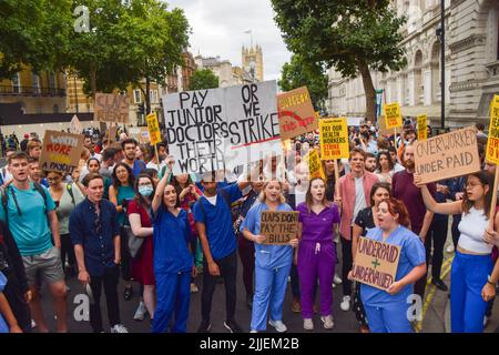 Londra, Inghilterra, Regno Unito. 25th luglio 2022. I manifestanti si riuniscono fuori Downing Street. Centinaia di medici e sostenitori hanno marciato verso Downing Street chiedendo una paga equa. (Credit Image: © Vuk Valcic/ZUMA Press Wire) Foto Stock