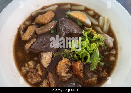 Vista dall'alto, tagliatelle di riso in stile thailandese in brodo a cinque spezie. Foto Stock